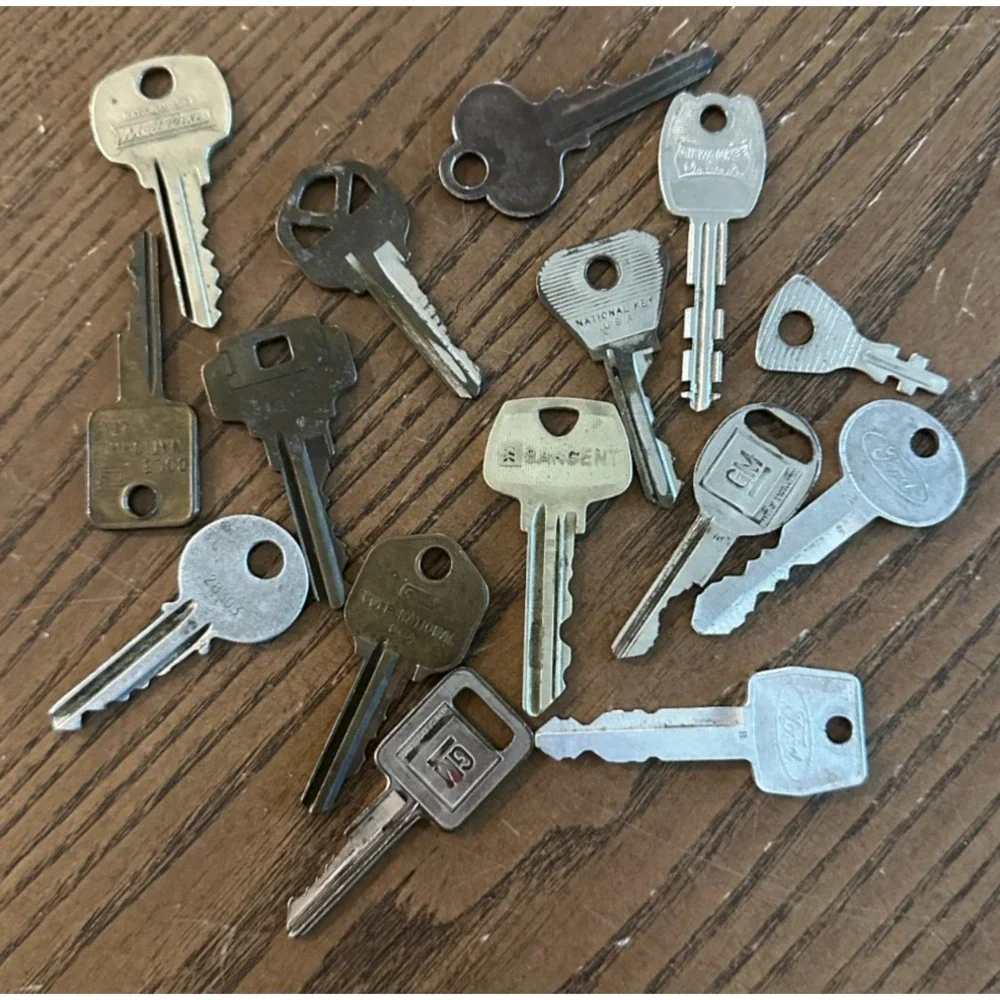 Lot Of 15‎ Vintage Brass And Steel Keys - Ford, GM, Sargent, Cole National +